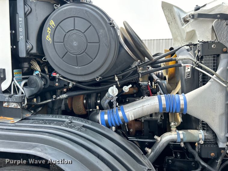 image for item EG0676 2002 Freightliner  Century Class S/T semi truck