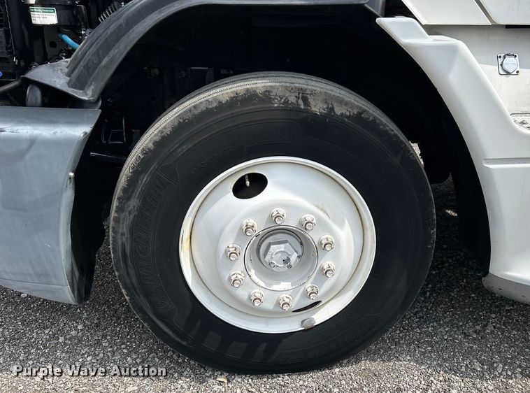 image for item EG0676 2002 Freightliner  Century Class S/T semi truck