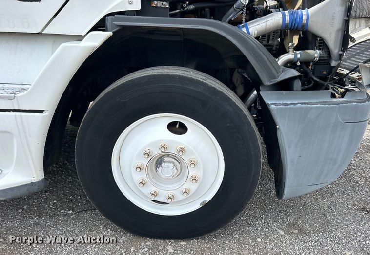 image for item EG0676 2002 Freightliner  Century Class S/T semi truck