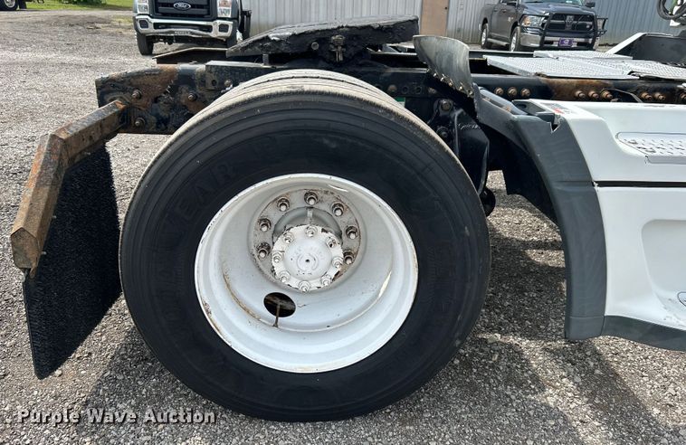 image for item EG0676 2002 Freightliner  Century Class S/T semi truck