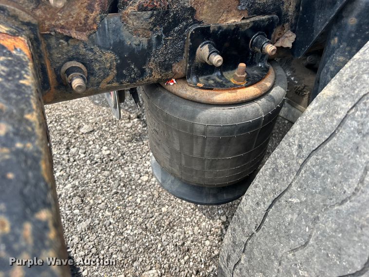 image for item EG0676 2002 Freightliner  Century Class S/T semi truck