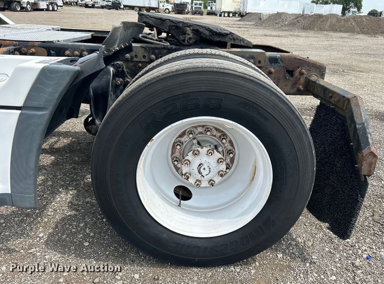 image for item EG0676 2002 Freightliner  Century Class S/T semi truck