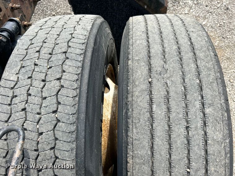 image for item EG0676 2002 Freightliner  Century Class S/T semi truck