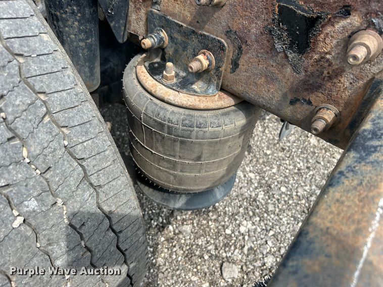 image for item EG0676 2002 Freightliner  Century Class S/T semi truck