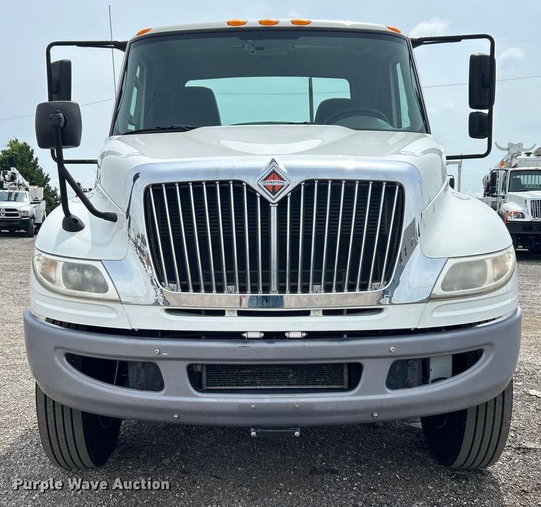 image for item EG0677 2017 International  4400 SBA semi truck