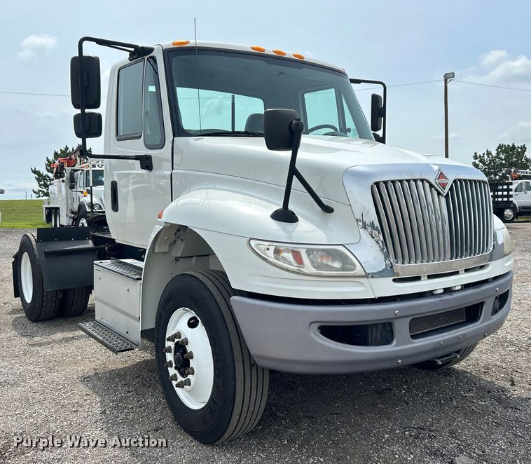 image for item EG0677 2017 International  4400 SBA semi truck