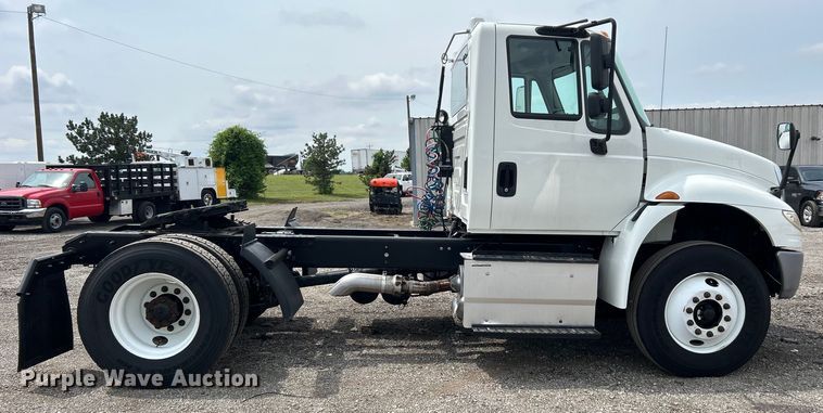 image for item EG0677 2017 International  4400 SBA semi truck