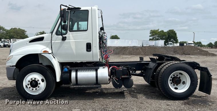 image for item EG0677 2017 International  4400 SBA semi truck