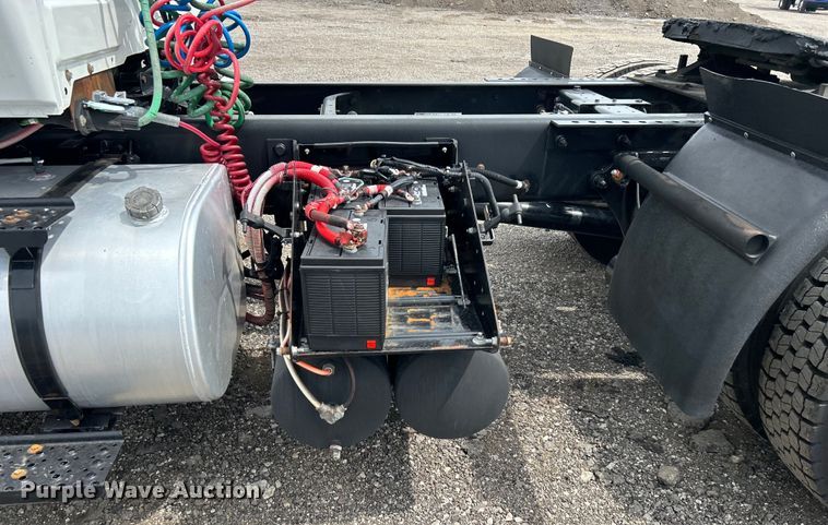 image for item EG0677 2017 International  4400 SBA semi truck