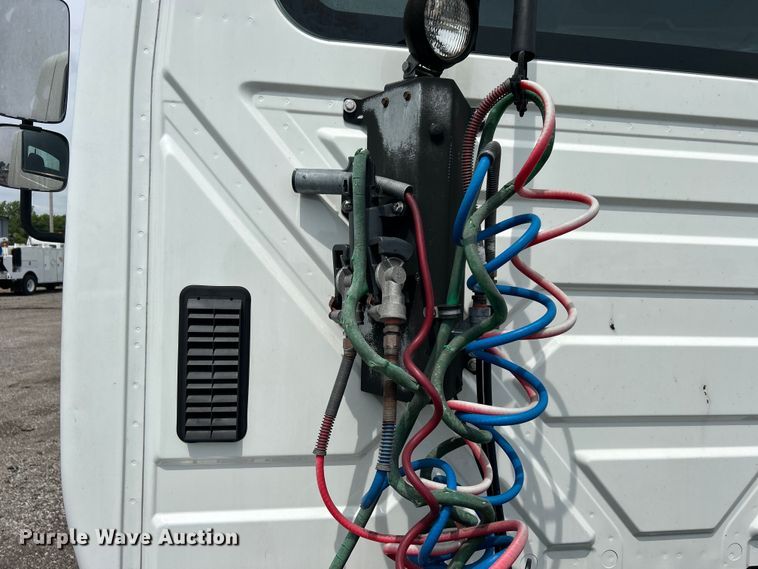 image for item EG0677 2017 International  4400 SBA semi truck