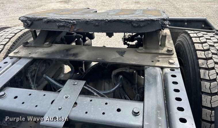 image for item EG0677 2017 International  4400 SBA semi truck