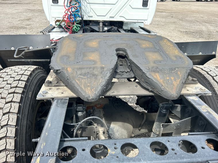 image for item EG0677 2017 International  4400 SBA semi truck