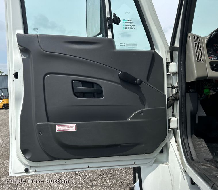 image for item EG0677 2017 International  4400 SBA semi truck