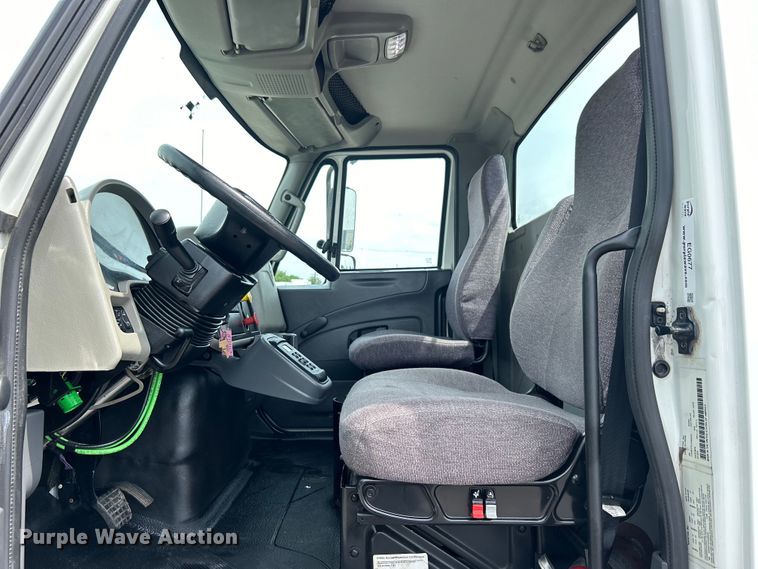 image for item EG0677 2017 International  4400 SBA semi truck