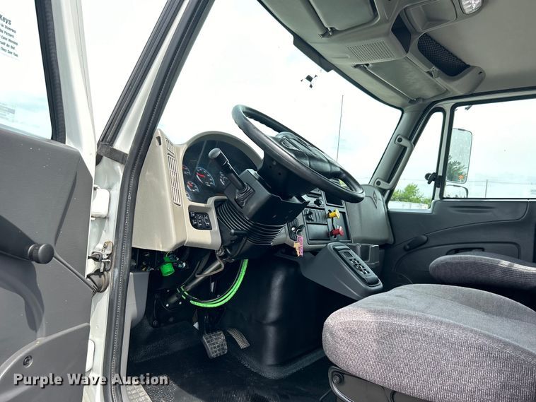 image for item EG0677 2017 International  4400 SBA semi truck