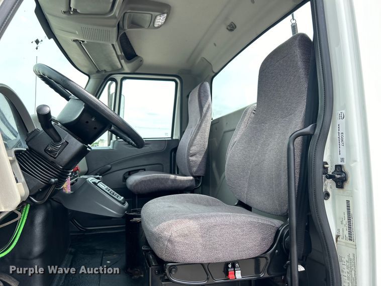 image for item EG0677 2017 International  4400 SBA semi truck