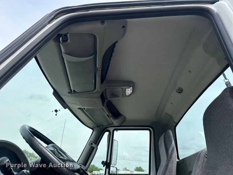 image for item EG0677 2017 International  4400 SBA semi truck