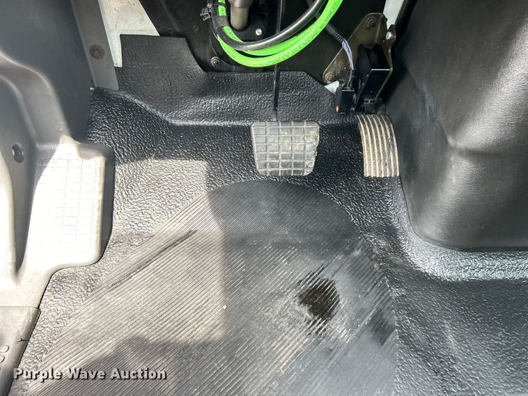 image for item EG0677 2017 International  4400 SBA semi truck