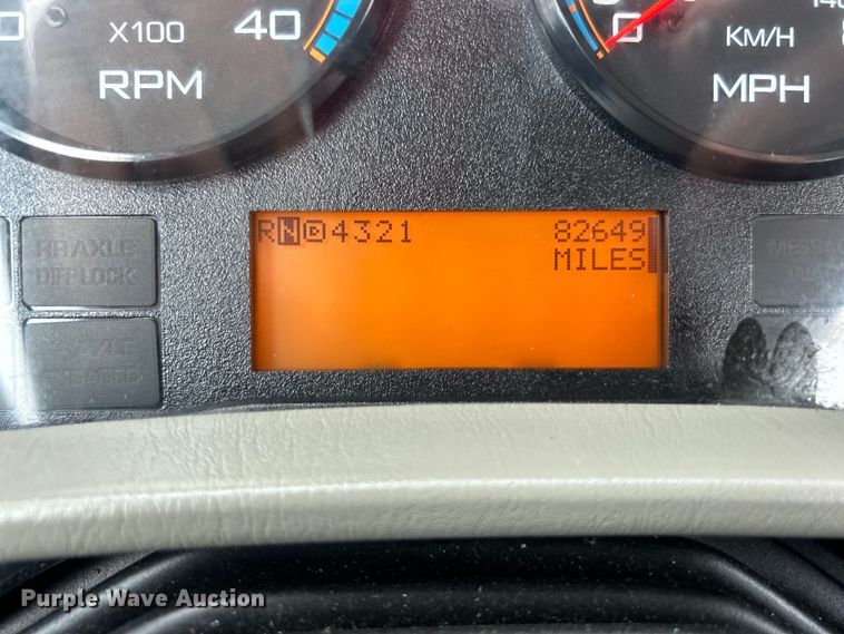 image for item EG0677 2017 International  4400 SBA semi truck