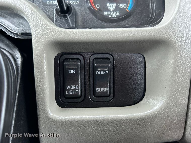 image for item EG0677 2017 International  4400 SBA semi truck