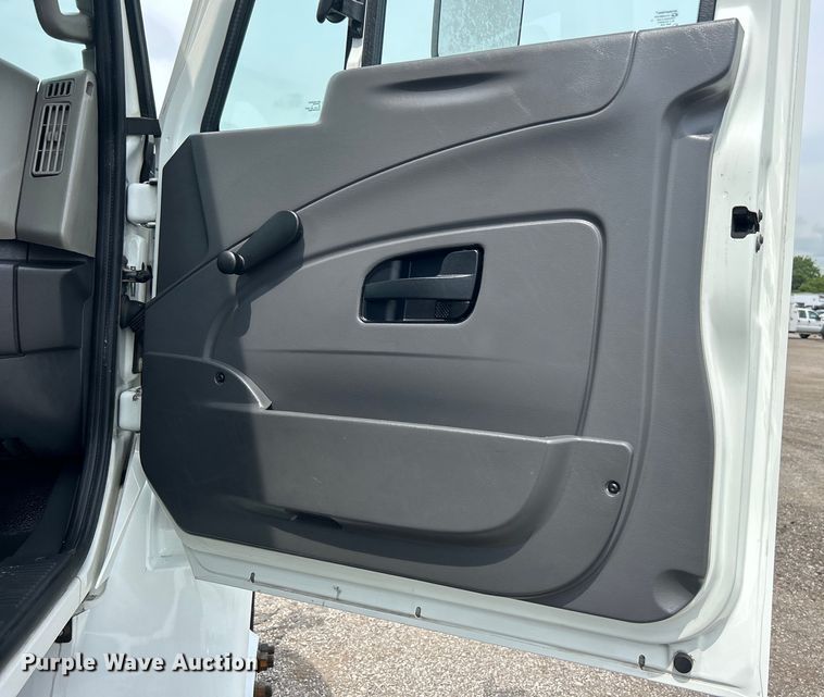 image for item EG0677 2017 International  4400 SBA semi truck