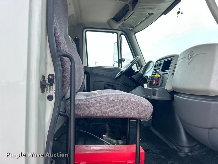 image for item EG0677 2017 International  4400 SBA semi truck