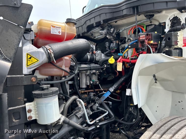 image for item EG0677 2017 International  4400 SBA semi truck