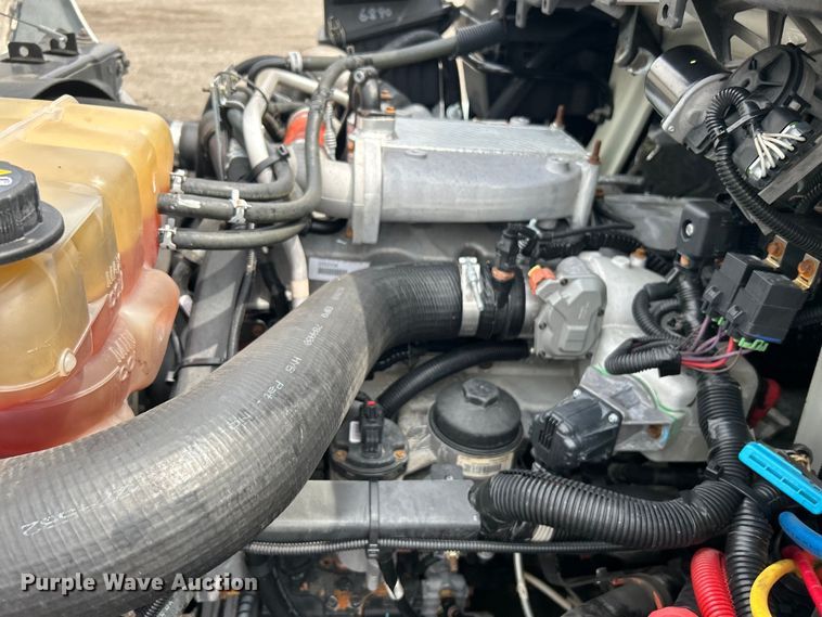 image for item EG0677 2017 International  4400 SBA semi truck