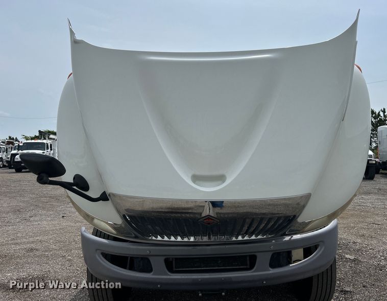 image for item EG0677 2017 International  4400 SBA semi truck