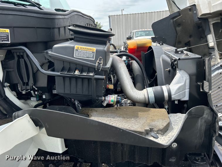 image for item EG0677 2017 International  4400 SBA semi truck