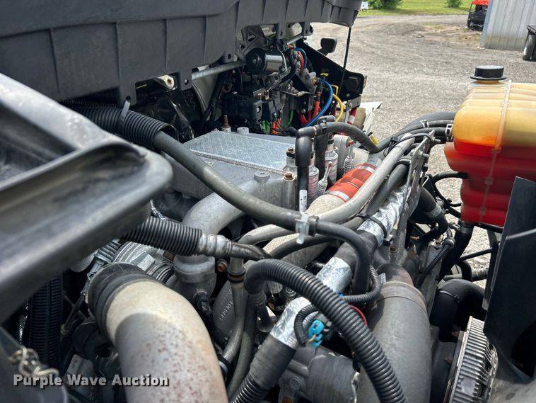 image for item EG0677 2017 International  4400 SBA semi truck