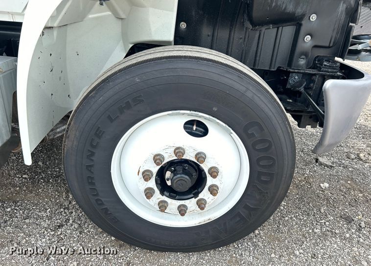 image for item EG0677 2017 International  4400 SBA semi truck