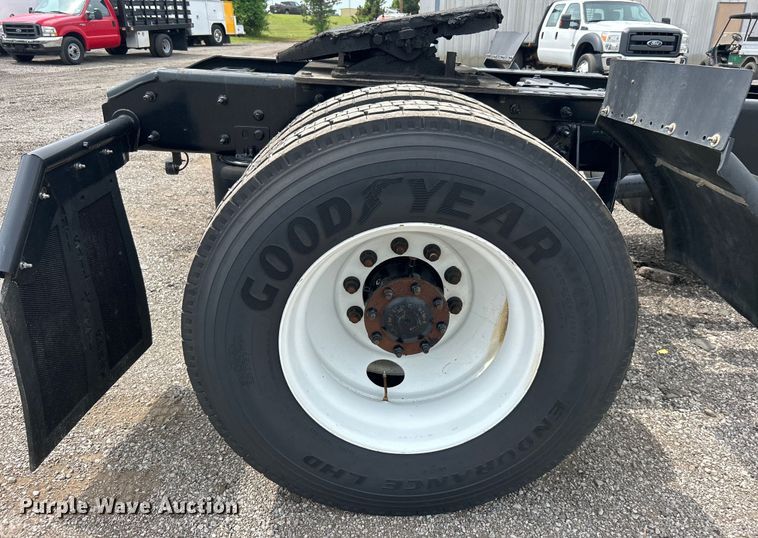 image for item EG0677 2017 International  4400 SBA semi truck