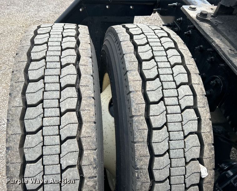 image for item EG0677 2017 International  4400 SBA semi truck