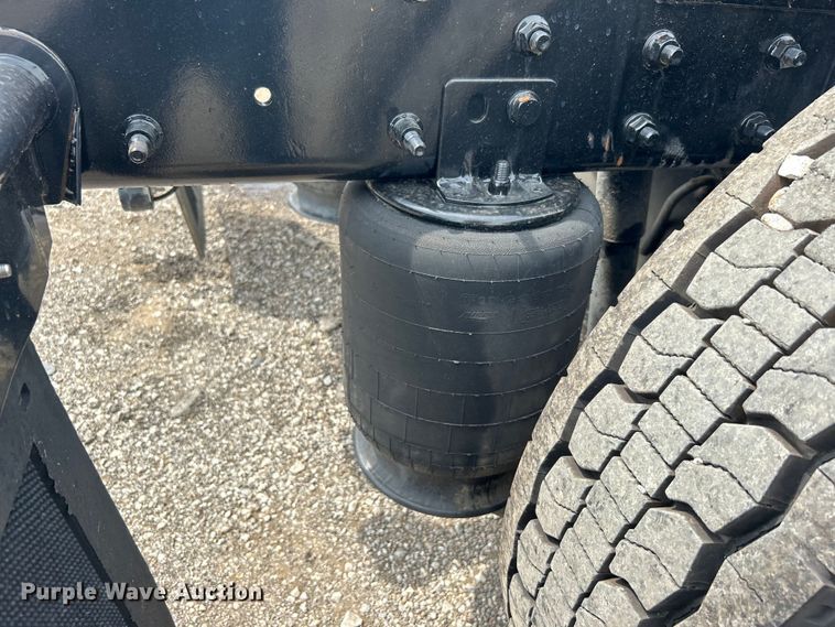 image for item EG0677 2017 International  4400 SBA semi truck