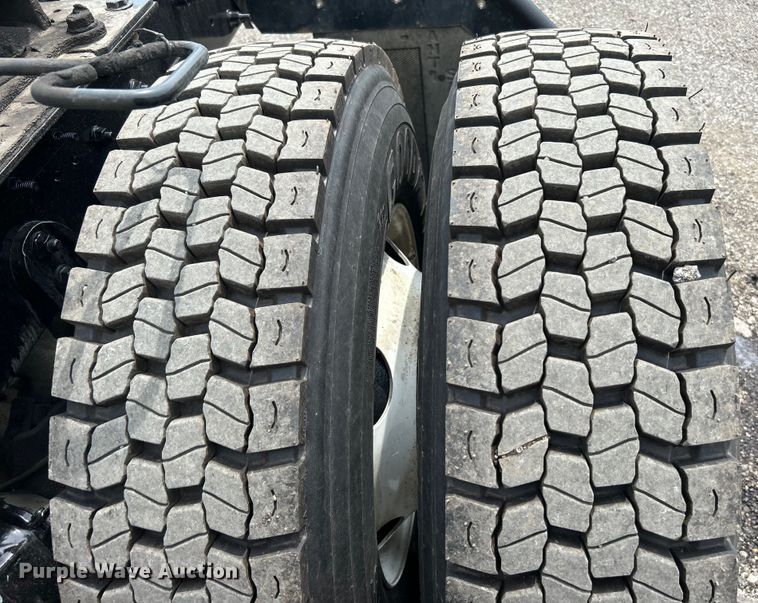 image for item EG0677 2017 International  4400 SBA semi truck