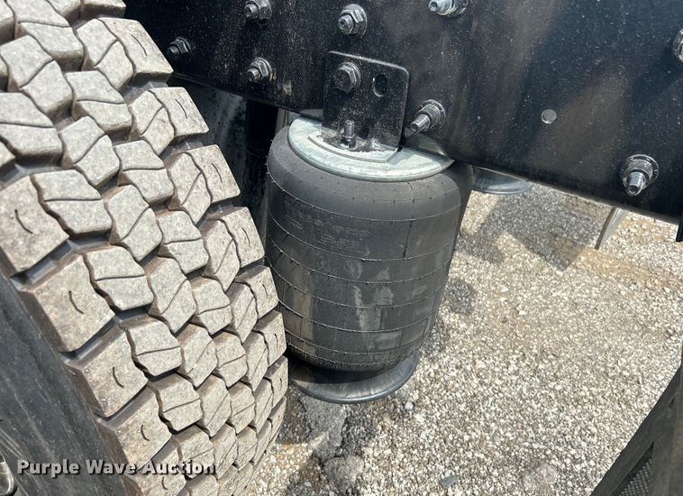 image for item EG0677 2017 International  4400 SBA semi truck