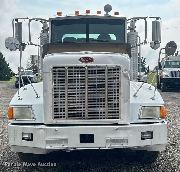 image for item EG1596 2006 Peterbilt  385 semi truck
