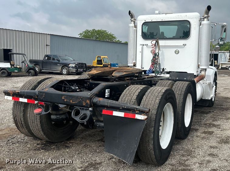 image for item EG1596 2006 Peterbilt  385 semi truck