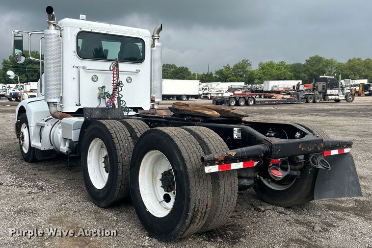 image for item EG1596 2006 Peterbilt  385 semi truck