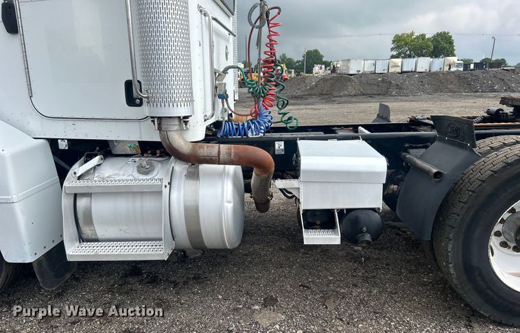 image for item EG1596 2006 Peterbilt  385 semi truck