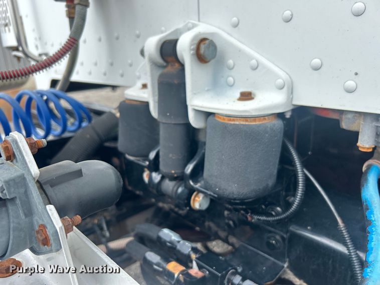 image for item EG1596 2006 Peterbilt  385 semi truck