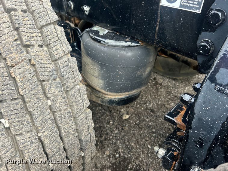 image for item EG1596 2006 Peterbilt  385 semi truck