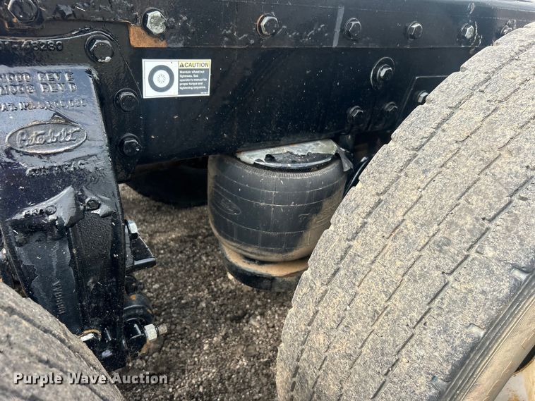 image for item EG1596 2006 Peterbilt  385 semi truck