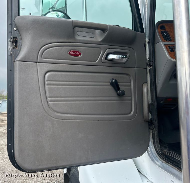 image for item EG1596 2006 Peterbilt  385 semi truck