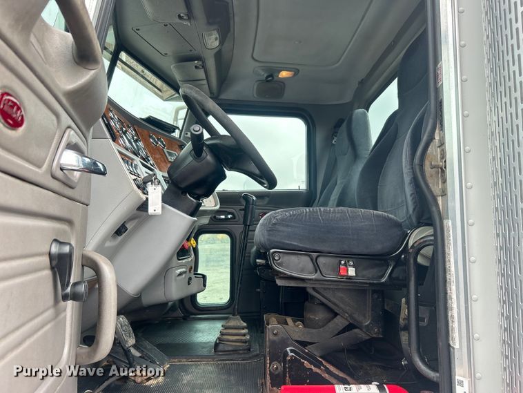 image for item EG1596 2006 Peterbilt  385 semi truck