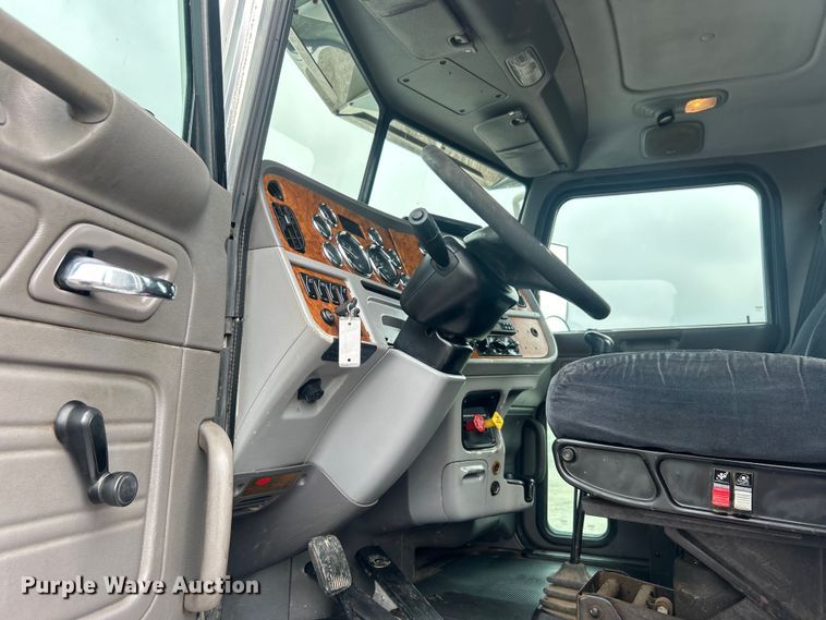 image for item EG1596 2006 Peterbilt  385 semi truck