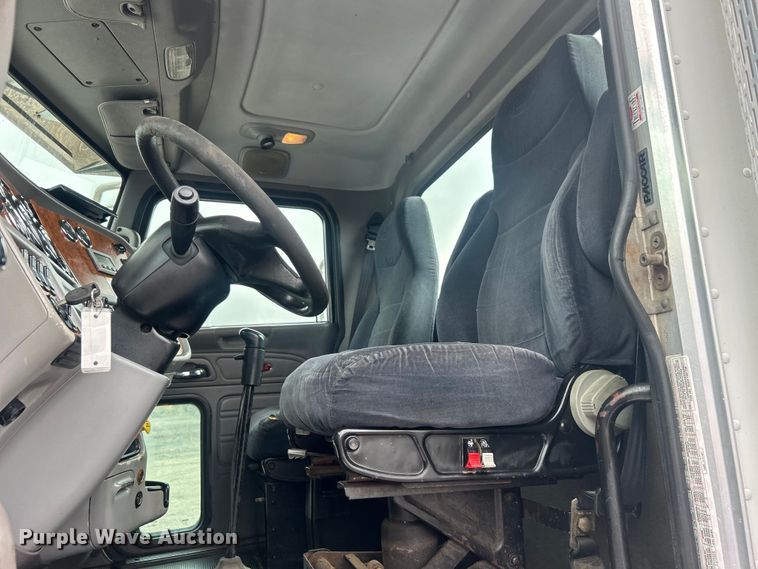 image for item EG1596 2006 Peterbilt  385 semi truck