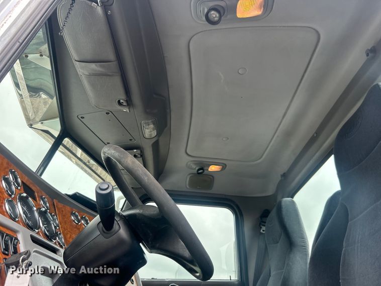 image for item EG1596 2006 Peterbilt  385 semi truck