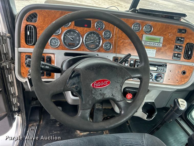 image for item EG1596 2006 Peterbilt  385 semi truck